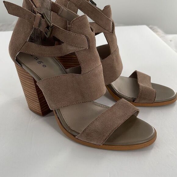 Hinge size 7.5 taupe leather zipper back 4” heeled sandals. - Picture 2 of 11